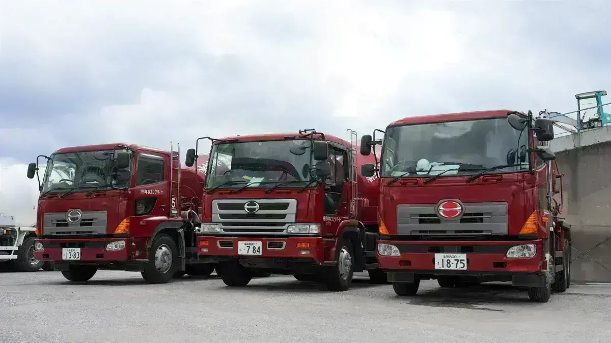 大型ミキサー車による生コン輸送