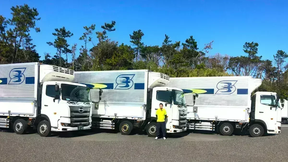 従業員数約800名、保有車両台数約450台の物流企業