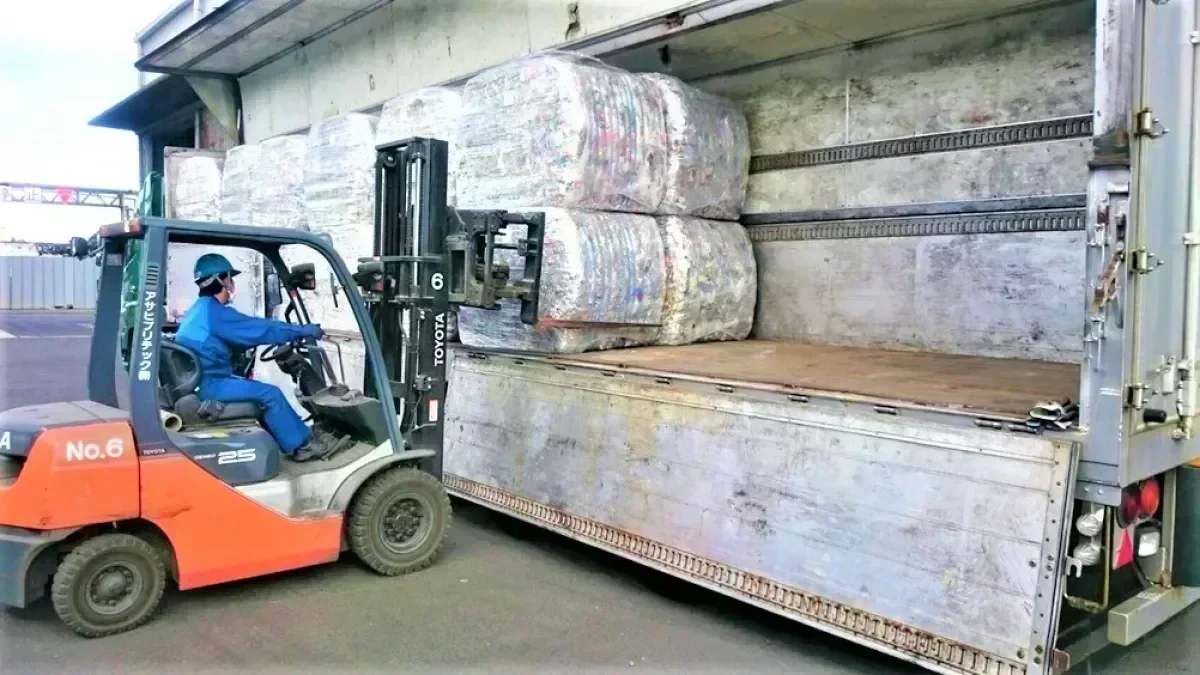 専任スタッフによる荷役作業