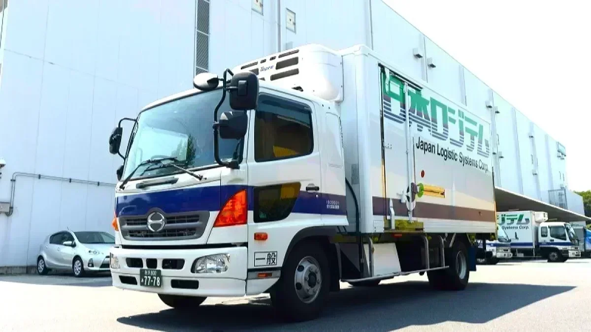 モデル月給300,000円 (25歳・経験5年)