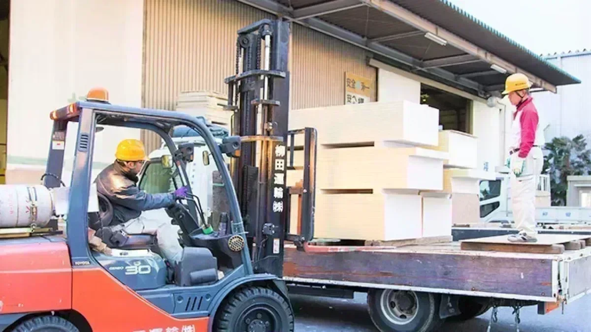 荷役作業は専任スタッフが行います。