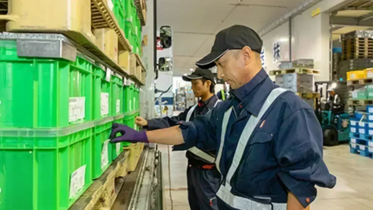 荷役はフォークリフトを使用