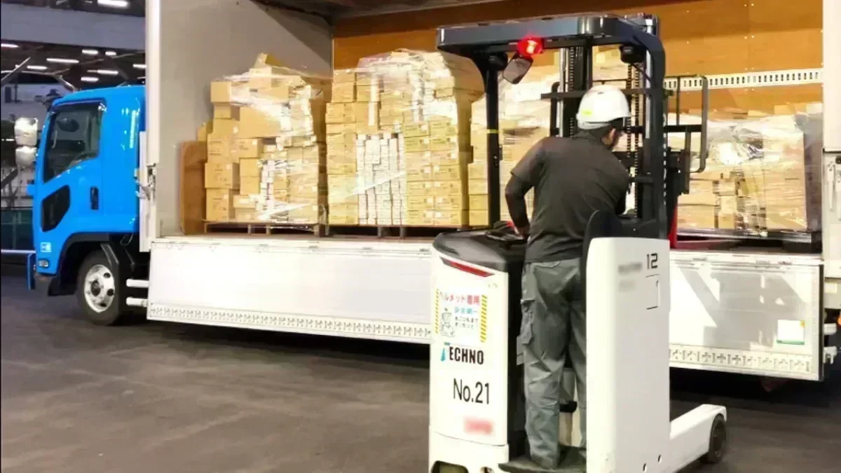 重い荷物はフォークリフトを使用♪